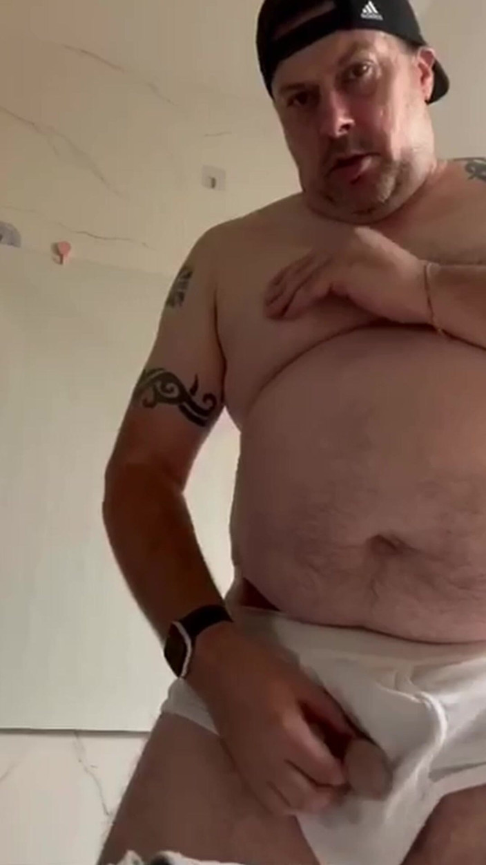 uktattooedchub74: In strakke whities trek ik af en kom klaar