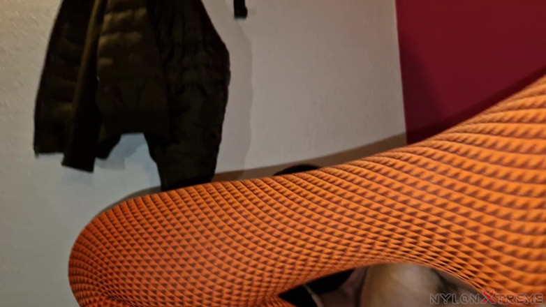 Nylon Xtreme: Em primeiro plano - Elena Clark, meia-calça laranja