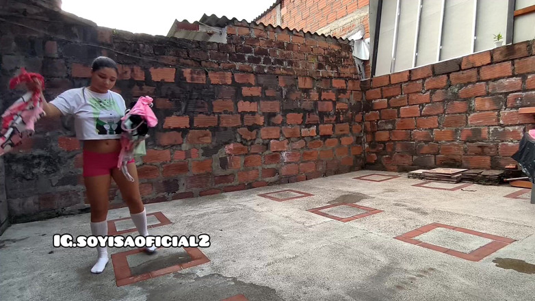 Isabel: Sujo minhas meias no quintal
