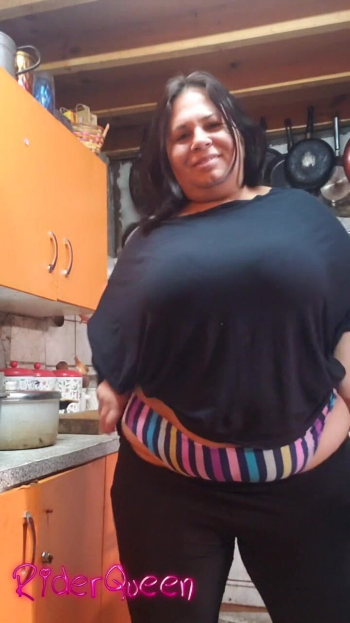 Only Riderqueen BBW Step Mom Latina Alone: Ancora una volta la matrigna sexy in una povera cucina