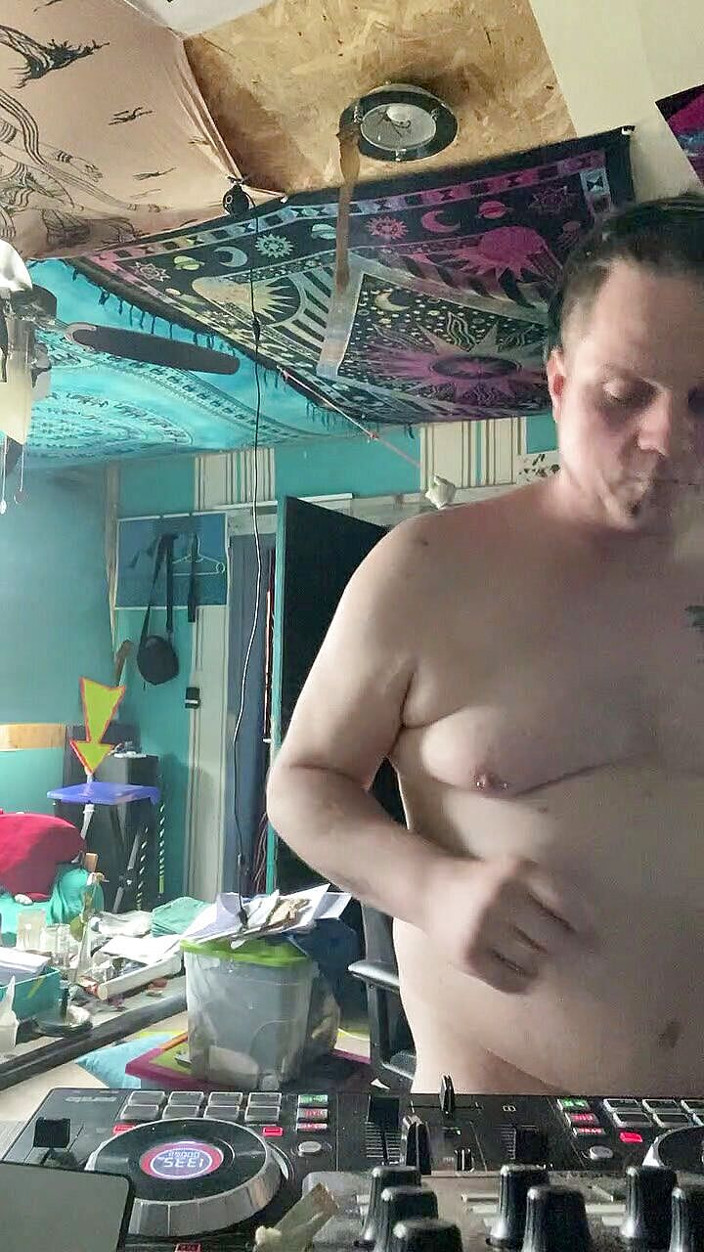 Sexy Amateur Studio: Dj sets et déshabillages non censurés