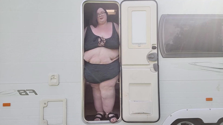 SSBBWLadyBrads: La piccola porta della roulotte parte 2