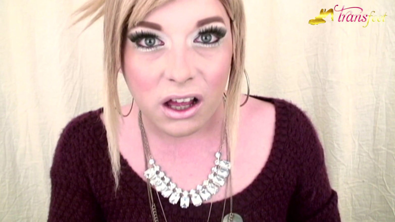 Trans and Cross-Dressers Feet: La trans bionda Mallory e le sue belle unghie rosa