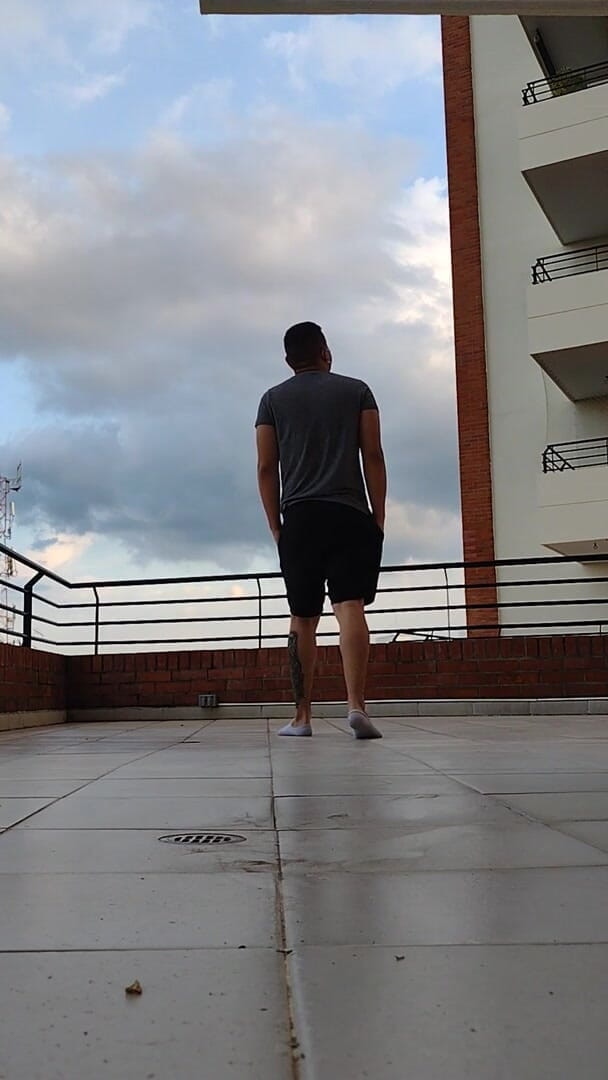 Tomas Styl: Latino montre ses chaussettes dans la nature - gros pieds