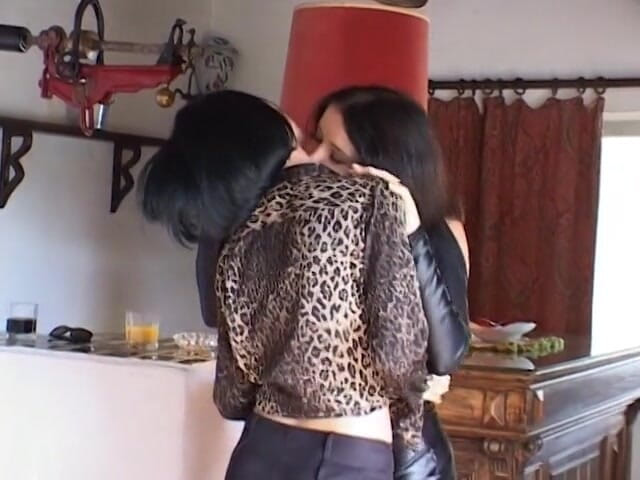 Hard Lesbians: 큰 젖가즘을 느끼는 섹시한 레즈 갈색 머리