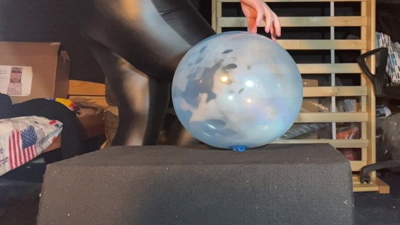 BeachBallsDuo: Bigbootylucy und Dragon agressiv zermalmen 11 Beachballs und 3 Knackarsch!