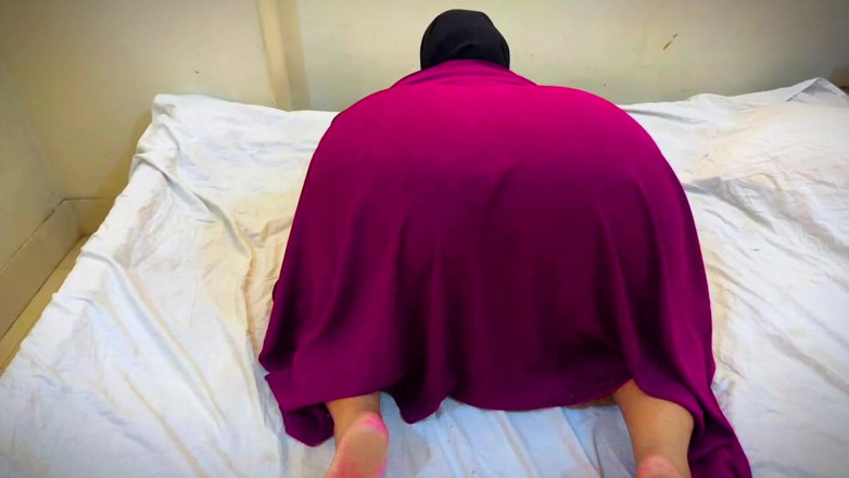 Your Boy's Cum: 我不能在没有枕头的情况下开始我的一天，因为我是来自阿拉伯的超级热辣熟女