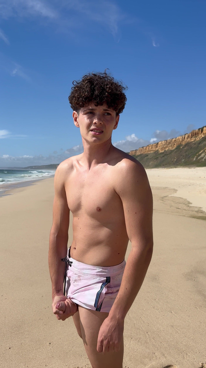 dannytwi18: Branlette sur la plage de Twink