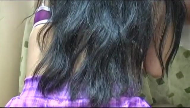 Girl on Girl: Tesuda lésbica com vestido roxo geme enquanto sua buceta é lambida...