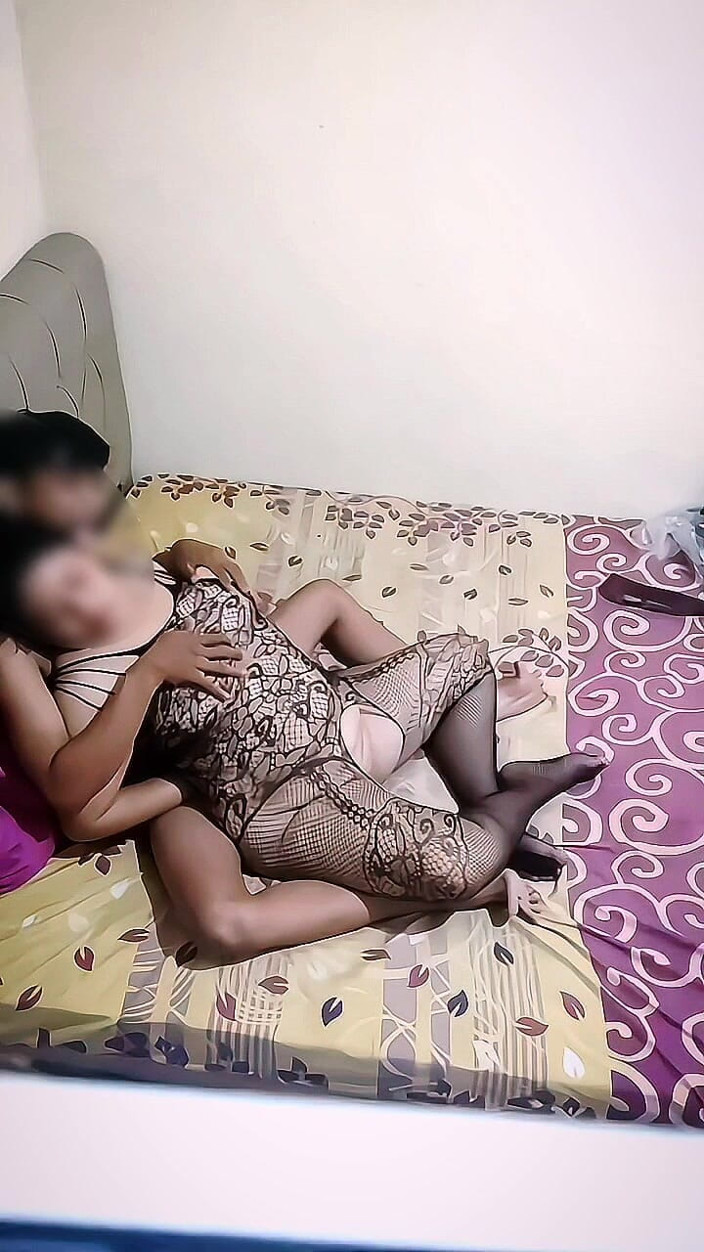 Maye_istrihot: 장난꾸러기 아내. 매혹적이고 섹시한 바디스타킹을 신으세요. 그는 자신의 몸이 느끼길 원한다