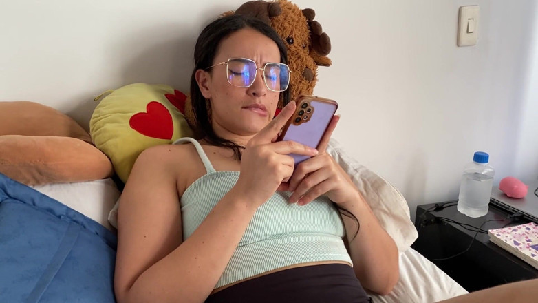 zoemelissa: Mijn stiefzus leert me masturberen