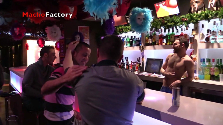 Macho factory: Cur experimentat se confruntă cu un pumn negru într-o scenă de...