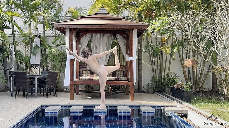 Grey Desire: Yoga desnudo: entrenamiento de práctica de equilibrio - deseo gris