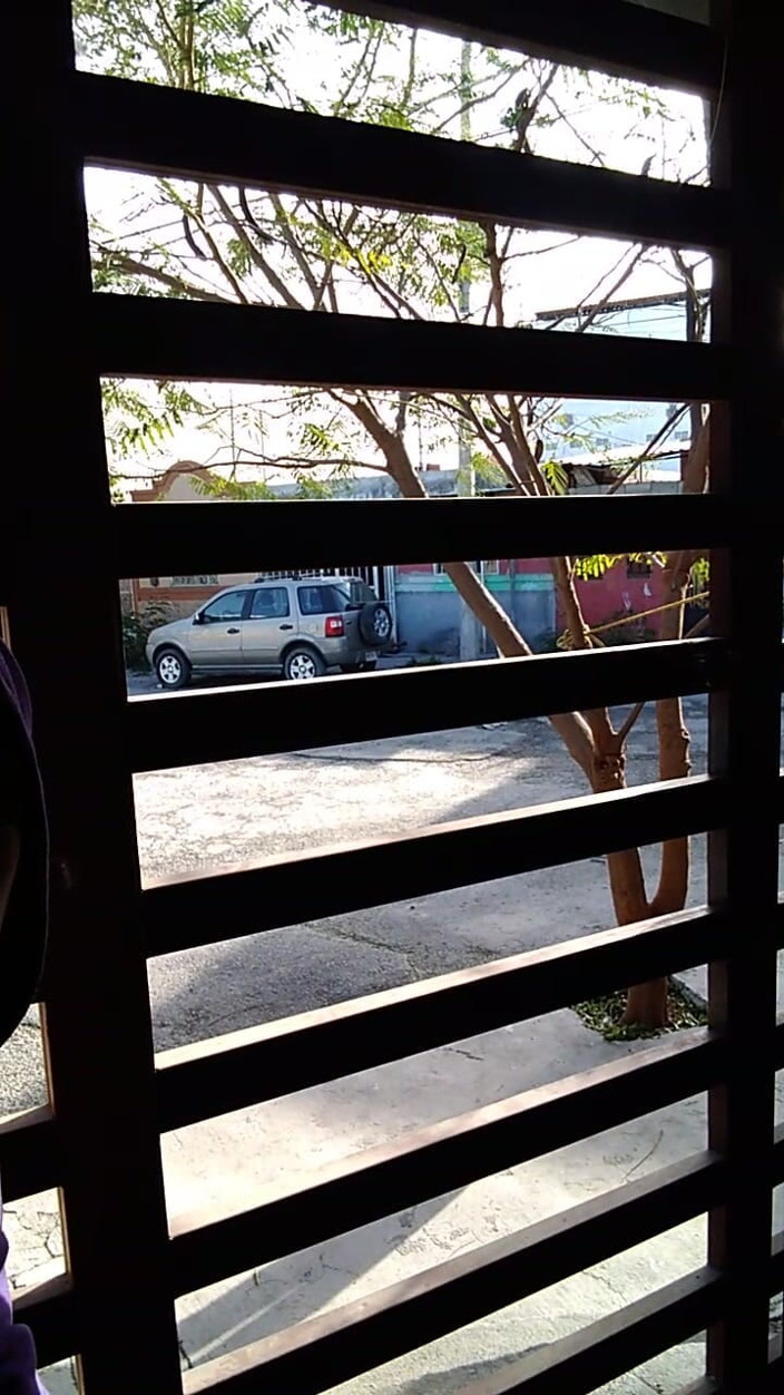 AlexAlejandro13: Seduto sulla sedia mentre mi masturbo, davanti all'ingresso della casa