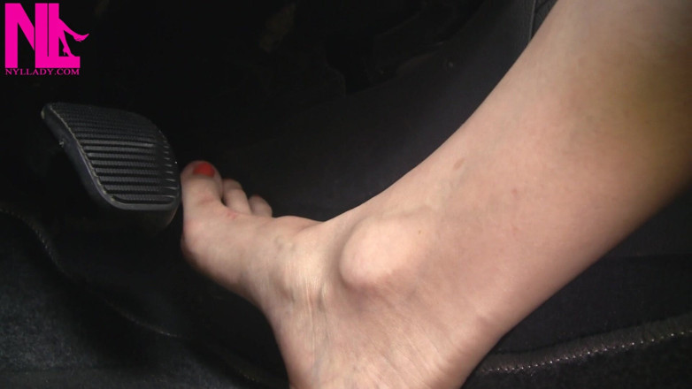 Nyllady: gais paidal draiving par apne nange pair ke saath Nyllady