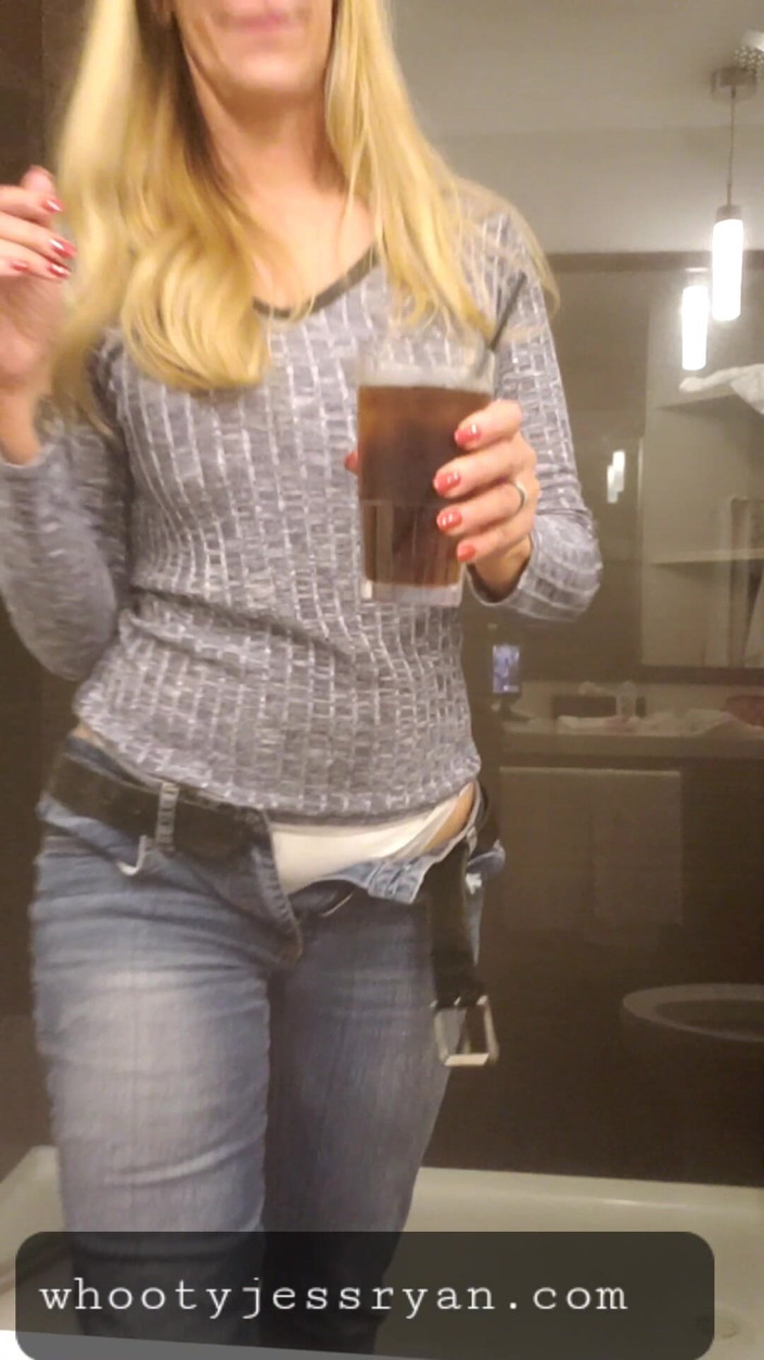 JessRyan: ホットな妻のミルフカムガール、ジェス・ライアンがホテルの部屋で華やかに見せている