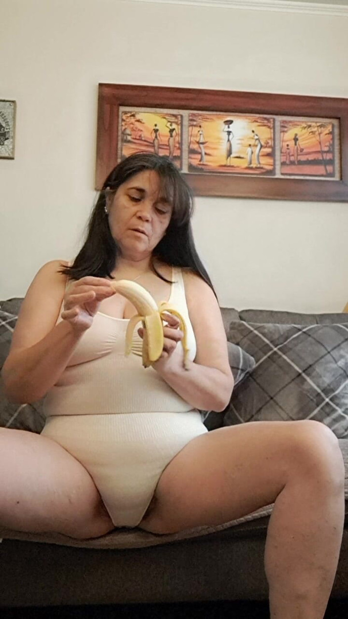 Mommy big hairy pussy: Il dildo mi sgrilletta le tette e finisce per infilarsi...
