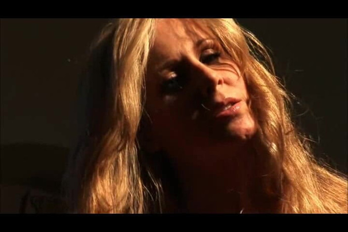 Julia Ann: Джулія Енн пестить себе пальцями на дивані