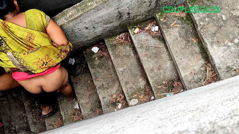 Sexy Komal: Komal zadzwoniła do swojego szwagra potajemnie przy bramie schodów