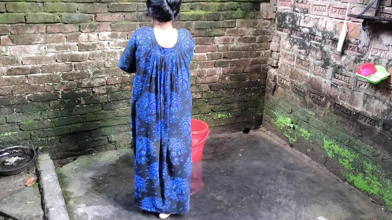 SAFI-SEXY: J’ai attrapé ma tatie pendant qu’elle prenait son bain et...
