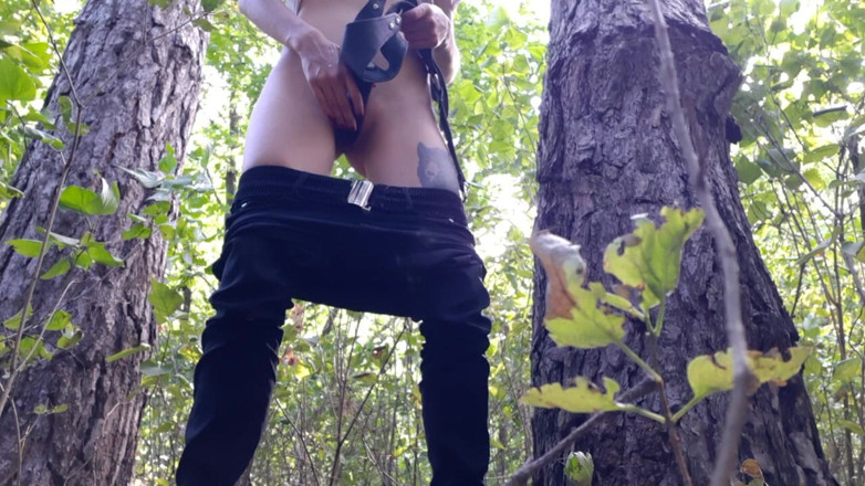 Lesbian-candys: Kali pertama saya mengongkek strap-on diri saya di dalam hutan...