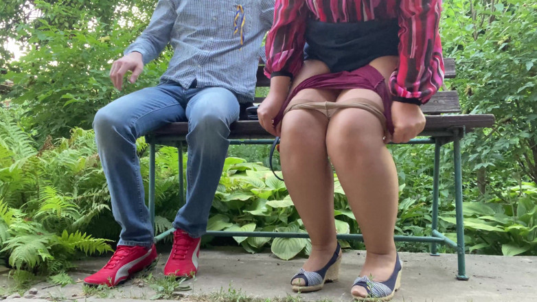 OurFetishLife: Une MILF sexy au cul magnifique insère une serviette à l'extérieur...
