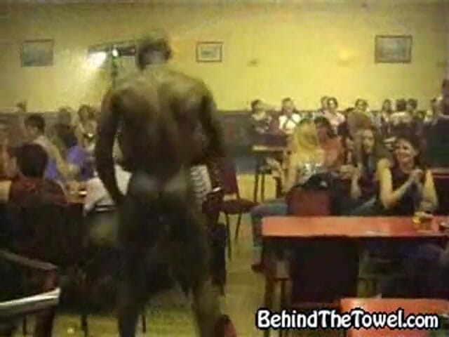 Behind The Towel: Epic quitte le strip-teaseur le plus sexy de la ville