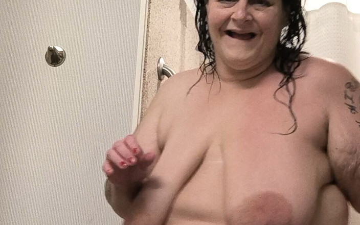 HerculesnVENUS: Dans la salle de bain d’un motel, évier, une grosse bite...