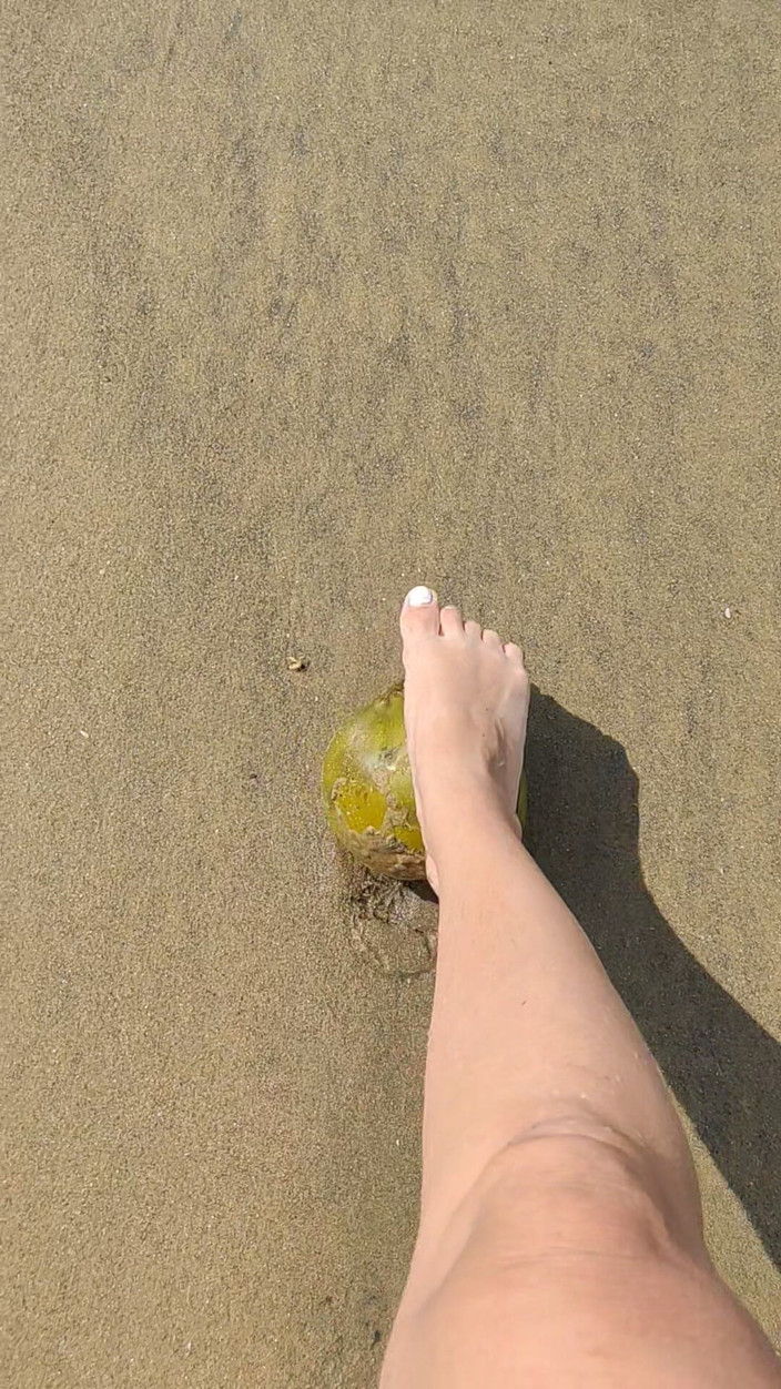 Foot Files: Voetbestanden: zelfmassage met kokosnoot op het strand
