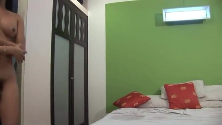 Tranny Fantasy: Transny s velkými kozy má sexy chlapa, který se klouzá...