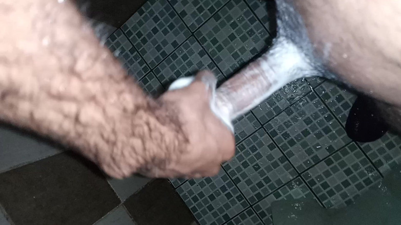 Cute boy jerks off: Trong hạnh phúc với xà phòng và nước đã đến với cậu...