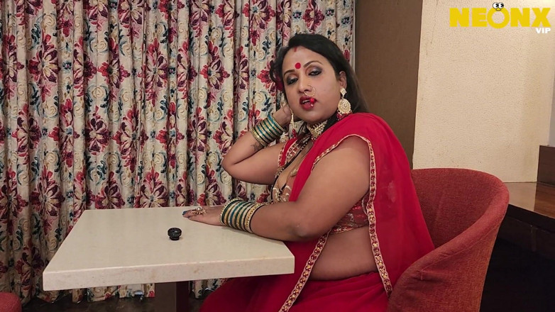 Indian Savita Bhabhi: Mama mea vitregă face sex dur foarte excitat cu fiul...