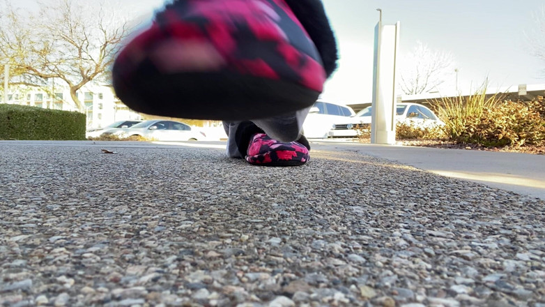 Tan feets: Tanfeets al aire libre se burlan de zapatillas públicas con...