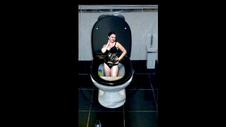 Sexy Milf: Kate spoelt zichzelf door naar het toilet terwijl ze danst...