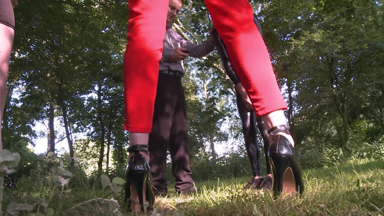 Melody Pleasure: Promenade avec les esclaves
