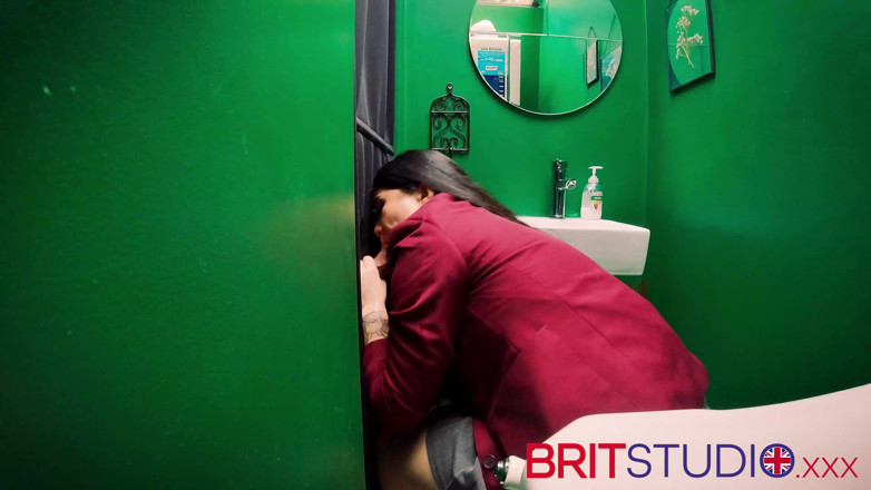 Brit Studio: Asijská dívka saje ptáka u gloryhole