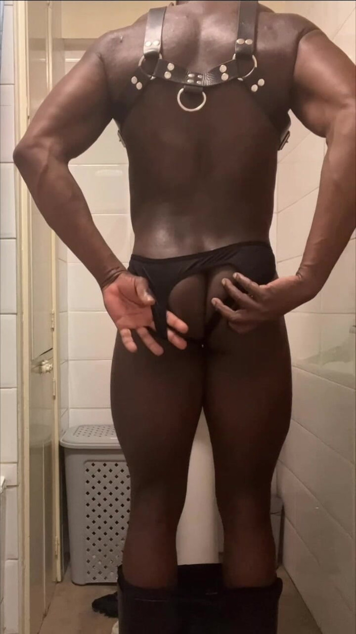 XXL black muscle butt: Xxl muskel-hintern kurz