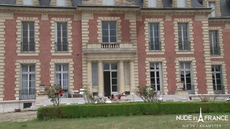 Nude in France: Pemilik rumah panas Perancis amatur mengongkek tukang kebunnya di belakang...
