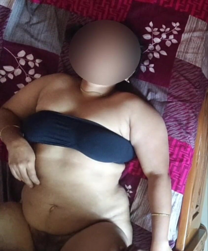 Black & white desicat: Memek tante hot asal mallu dengan toket besar ini dientot...