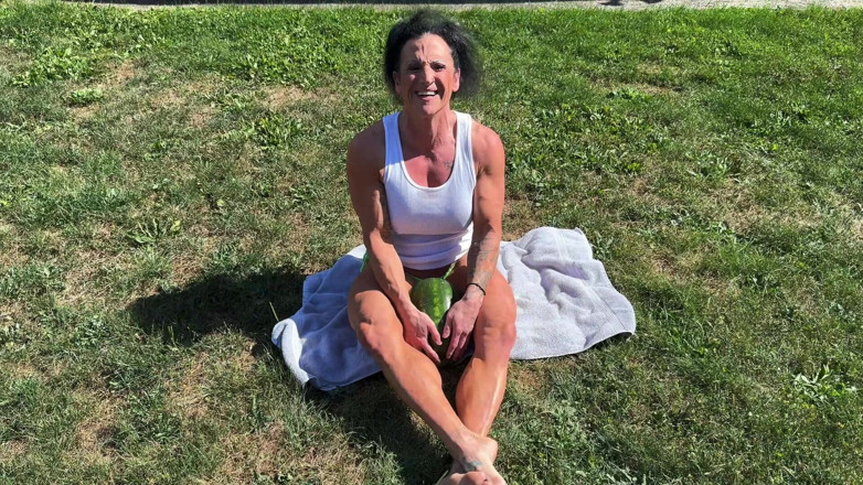 Kandylegsxxx: Muskel-MILf kandys wassermelone crushdominanz