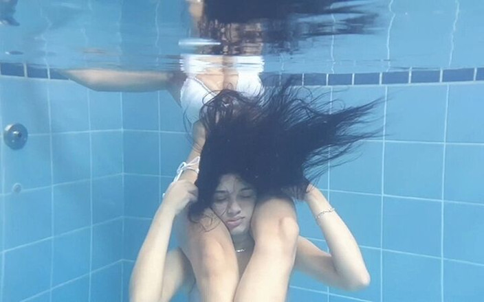 FetishKing: Control extrem subacvatic - curul perfect squizing