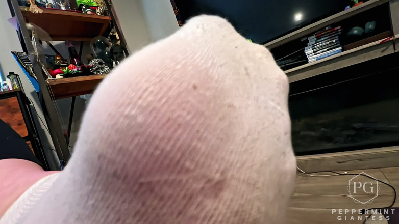 Peppermint Giantess: Vedere la persoana 1 minusculă legată de pantof are parte de...