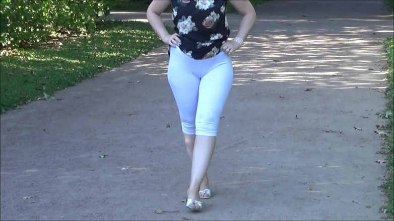 RedRoseRus: Gros culs, legging blanc en promenade