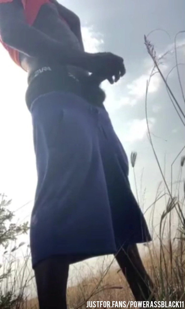 WildFreakBottom: Melancap bersendirian dengan sengit dalam belukar