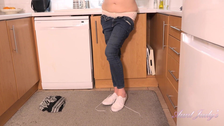 Aunt Judy's: AuntJudys - Jenny, MILF amateur de 44 ans, vous fait un coaching...