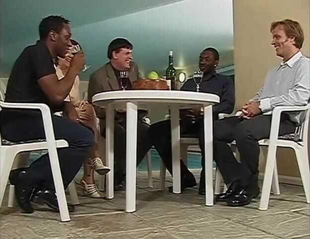 British Blue Movies: Big Omars britische abenteuer: hausfrauen-gangbang (2003)