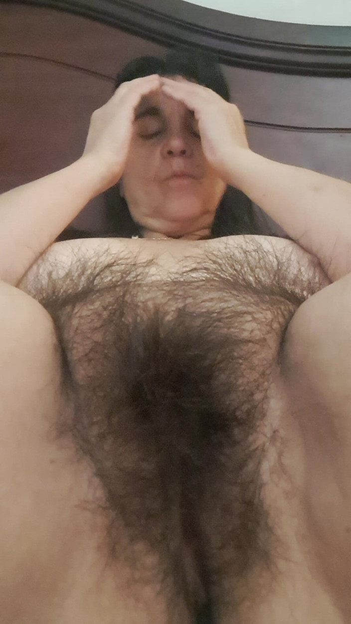 Mommy big hairy pussy: 클리토리스를 자위하는 새엄마, 젖은 보지