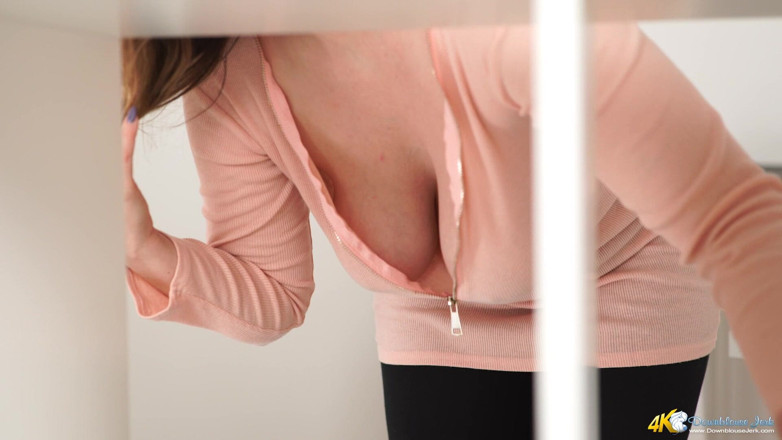 DownblouseJerk: Branlette au bureau - coaching masturbatoire