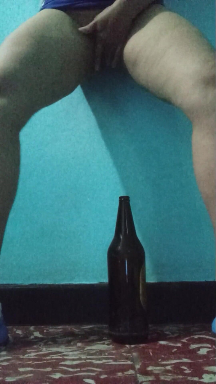 Lobicam: Ich masturbiere gut mit meinen fingern und eine Flasche bekommt...