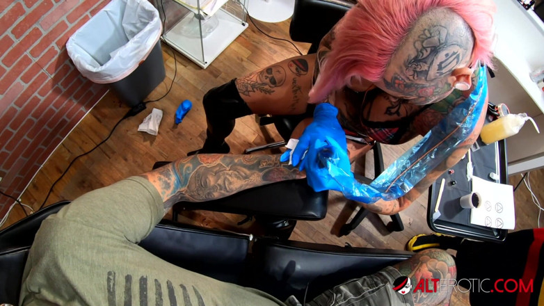 Alt Erotic: La tetty evilyn si tatua l'inchiostro Sascha e dopo viene...